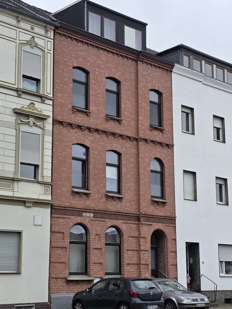 Immobilie in Düren - Gepflegtes Mehrfamilienhaus mit 5  Wohneinheiten, direkt in Düren zu verkaufen - Bild 1