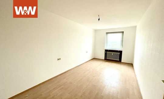 KAPITALANLAGE ODER EIGENNUTZUNG: Geräumige 3 Zimmerwohnung mit TG-Stellplatz, Balkon-Wintergarten