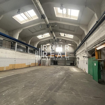 Gepflegte Lagerhalle in Steinhagen bei Bielefeld | ebenerdige Tore | RUHR REAL