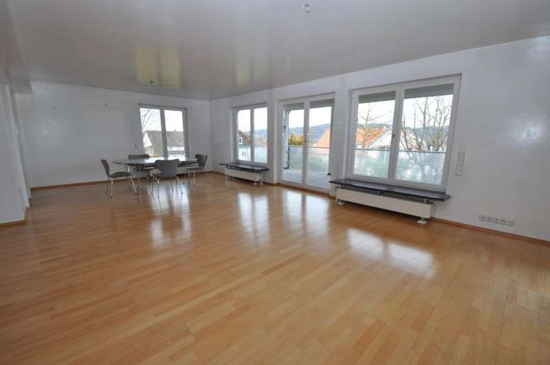 Immobilie in Bodman-Ludwigshafen - Großzügiges Einfamilienhaus mit Indoor-Pool und schönem Garten in Bodman - Teilseesicht - frei  - Bild 1