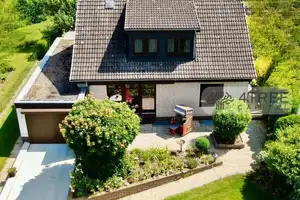 EINFAMILIENHAUS-ENSEMBLE AUF EINEM PARKÄHNLICHEN GRUNDSTÜCK MIT MASSIVEM GARTENHAUS – Segeberg (Kreis) – Vorschaubild 6