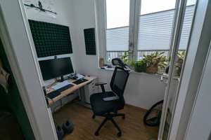 Helle Dachgeschosswohnung mit großer Terasse & Einbauküche – Berlin – Vorschaubild 3