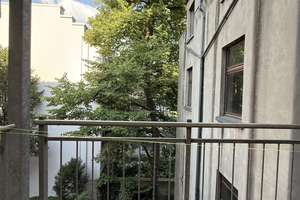 Stilvoller Altbau mit drei Balkonen und frontalem Blick auf den Spee’schen Graben – Poststr. 30, 40211 Carlstadt, Düsseldorf – Vorschaubild 13