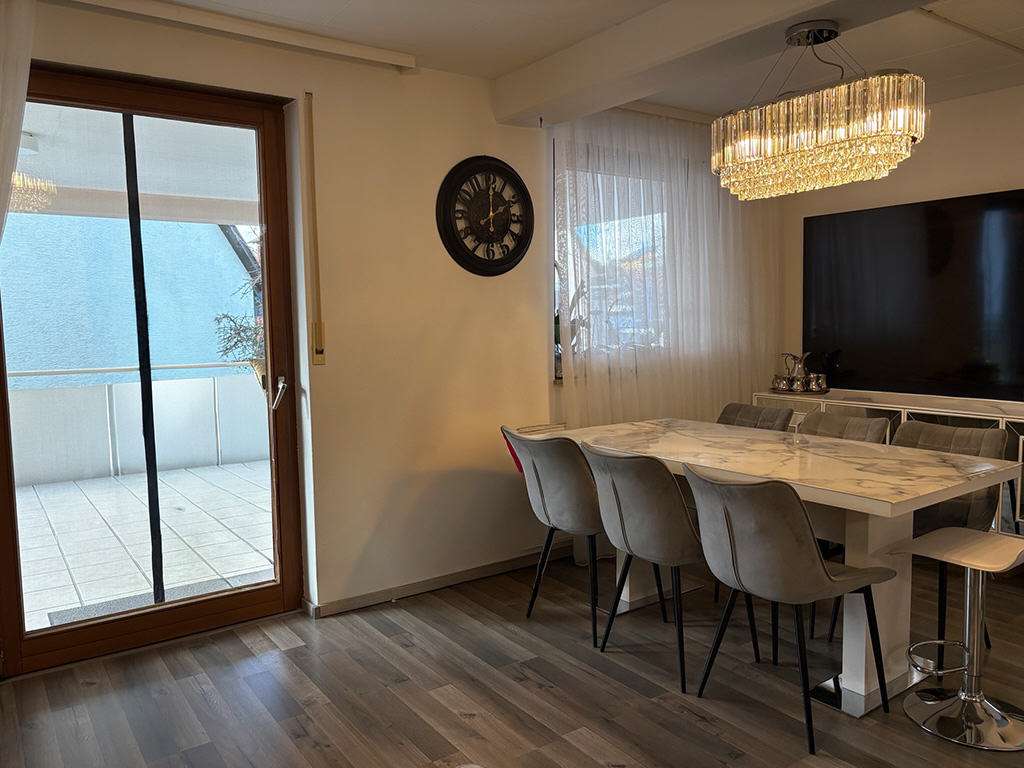 Immobilie in Ingersheim - Kurzfristig beziehbar: gepflegte 4-Zimmer-ETW mit XXL-Terrasse, Einbauküche  und Stellplatz - Bild 1