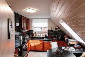 Wohnen über zwei Ebenen: Galerie, Südbalkon, 4 Zimmer | 2 Bäder | 2 Stellplätze | Energieeffizienz C – Die vollständige Adresse der Immobilie erhältst du vom Anbieter., 75397 Simmozheim – Vorschaubild 9