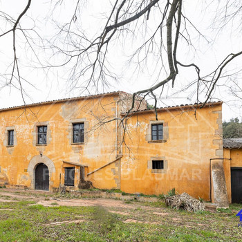 Bauernhaus und 15 Hektar großes Anwesen