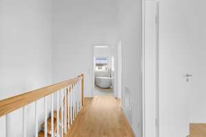 Modernes Neubau-REH Ost in Bruckmühl – direkter TG-Zugang – Die vollständige Adresse der Immobilie erhältst du vom Anbieter., 83052 Bruckmühl – Vorschaubild 7
