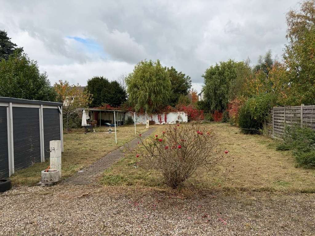 Immobilie in Korschenbroich - Sanierungsbedürftige Doppelhaushälfte auf großem Grundstück in Toplage von Korschenbroich - Bild 2