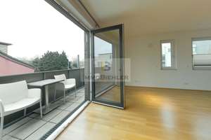 Neuwertig in Köln-Weiden: 2-Zi mit TG, EBK & Balkon — Bj. 2013