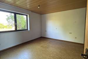 Großzügige 5-Zimmer-Splitlevel-Wohnung mit 153 m², Balkon, Garten und Kaminofen – Kirchweg 8, 75323 Bad Wildbad – Vorschaubild 27