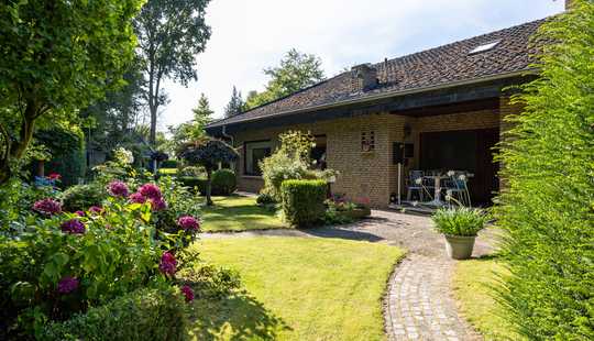 Bild von *** EINLADENDER BUNGALOW mit WALMDACH auf RIESEN GRUNDSTÜCK mit kleinem WALDSTÜCK ***
