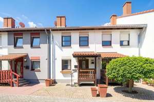 Familienglück in ruhiger Wohnlage-gepflegtes Reihenmittelhaus mit Garten, Terrasse und Garage