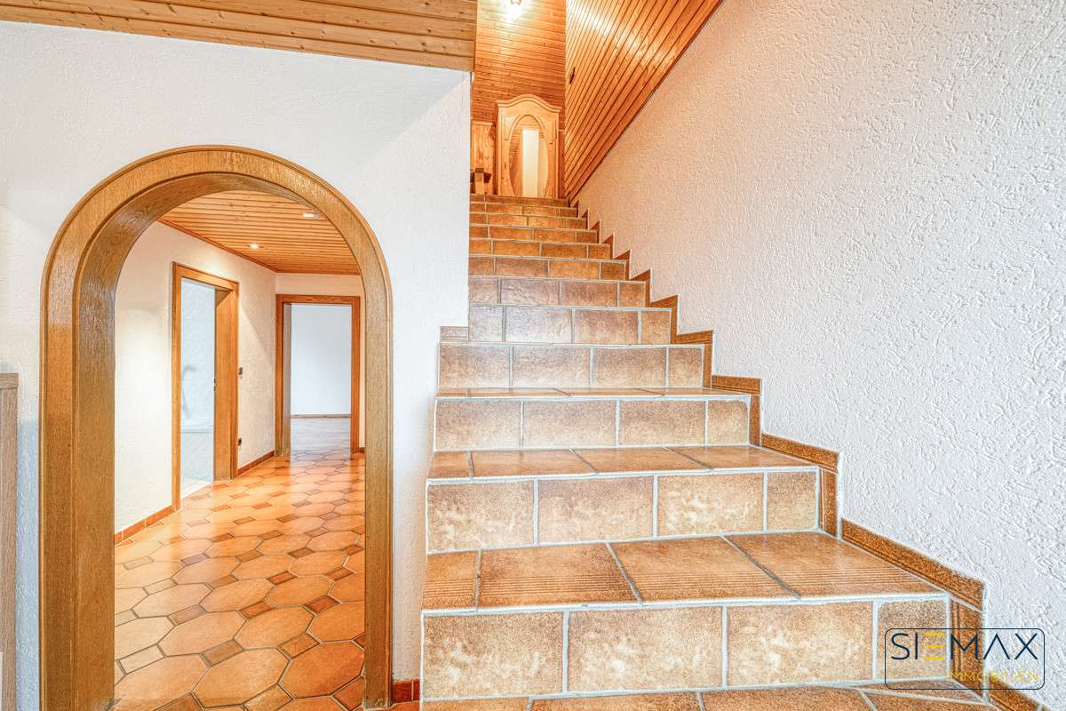 Immobilie in Essenbach - * BEZUGSFREI *
Grüner wohnen, smarter leben:
2 Einheiten mit ENERGIESPAR-GARANTIE! - Bild 1