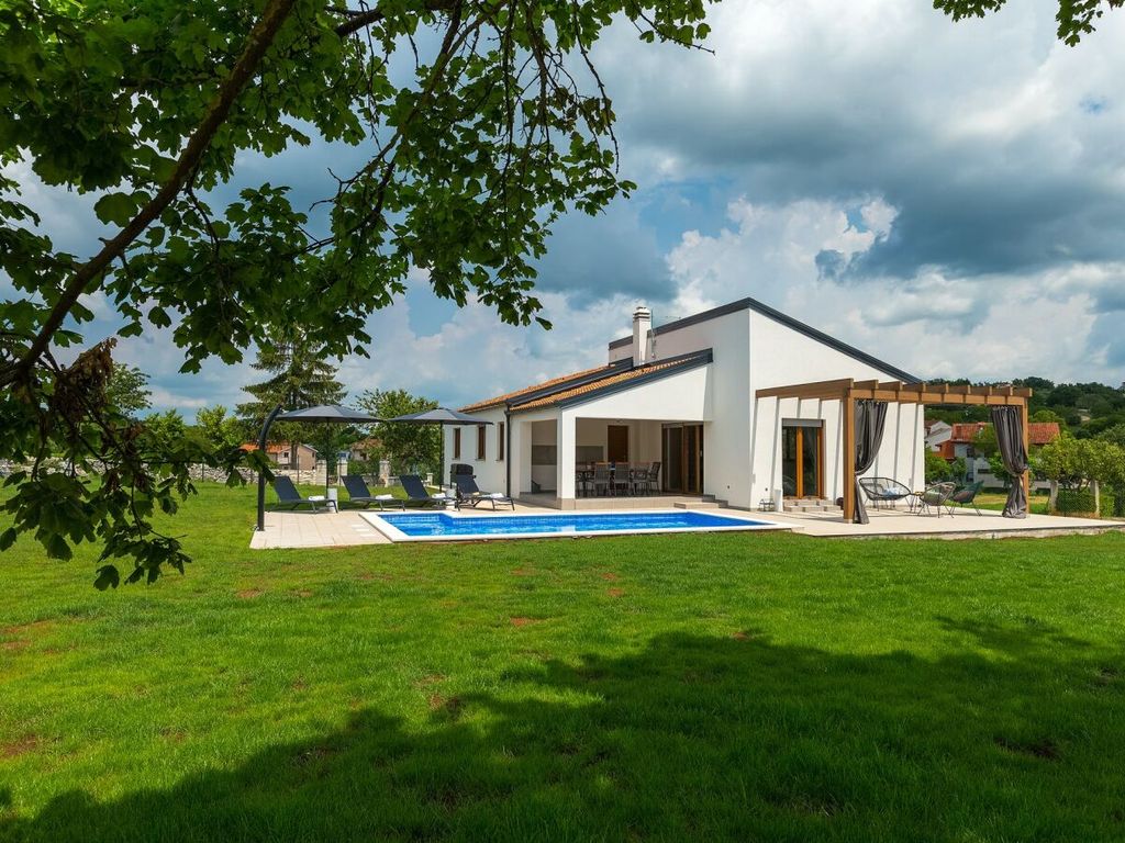 Haus mit Pool und schönem Garten in der Nähe aller Annehmlichkeiten