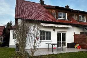 Geräumige Haushälfte mit Garage in ruhiger Ortsrandlage in Babenhausen – Die vollständige Adresse der Immobilie erhältst du vom Anbieter., 87727 Babenhausen – Vorschaubild 1