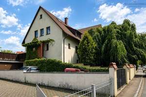 Großzügiges Zweifamilienhaus mit Garten und Pool in Katzwang