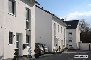 Freistehendes 2-Familien-/2-Generationenhaus nebst 2 Garagen