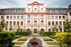Luxuriöse und Kernsanierte 3-Zimmer-Altbau-Wohnung im Dalberger Hof