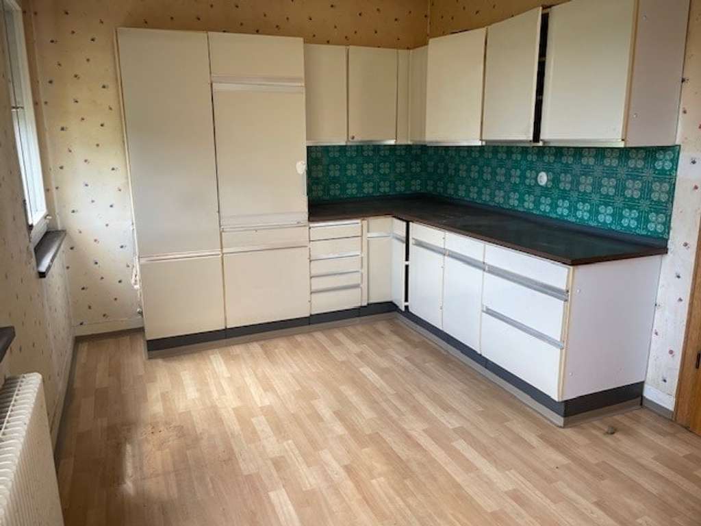 Immobilie in Albstadt - "Großzügiges Wohnhaus mit Gartenidylle und 4 hohen Garagen in ruhiger Lage von Albstadt-Pfeffingen"
 - Bild 4