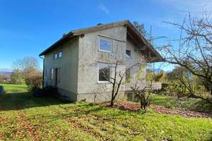 Prien am Chiemsee: Älteres EFH m. ca. 1.650 m2 Grund in herrlicher Randlage m. Berg- u. Seeblick! – Die vollständige Adresse der Immobilie erhältst du vom Anbieter., 83253 Rimsting – Vorschaubild 1
