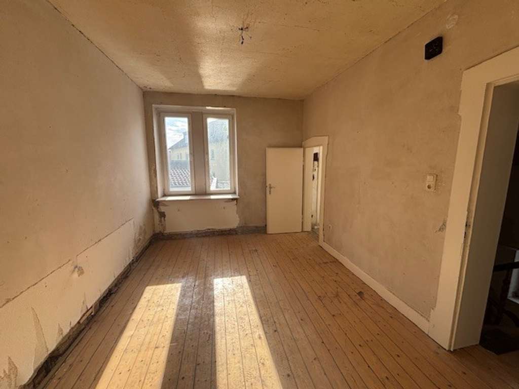 Immobilie in Bad Salzuflen - Altbauvilla (Doppelhaushälfte) mit Garten, 3 Stellplätzen und Ausbaupotenzial in zentraler Lage - Bild 2