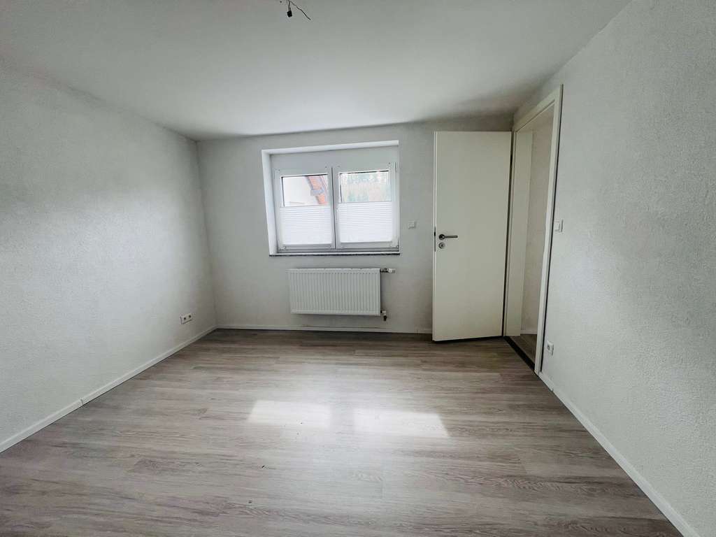 Immobilie in Horb am Neckar - Teilsaniertes Einfamilien-/Mehrgenerationenhaus mit Terrasse, Garage und zusätzlichem Waldgrundstück - Bild 4