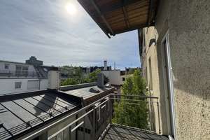 Altbauwohnung mit Balkon in Bestlage