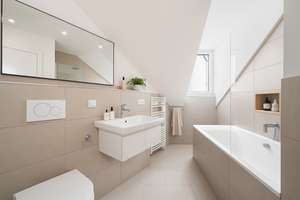Exklusive 3‑Zi.-DG-Wohnung mit Stellplatz & Balkon in top sanierter Stadtvilla nahe City‑Galerie – Raunerstraße 23, 86153 Am Schäfflerbach, Augsburg – Vorschaubild 5
