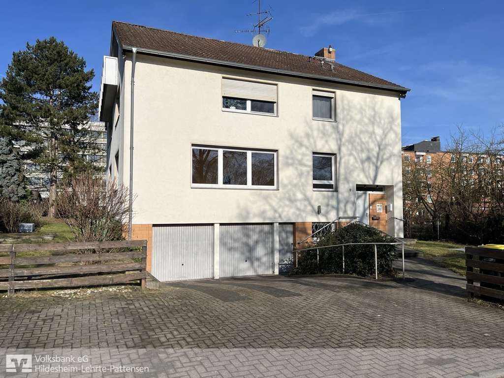 Immobilie in Lehrte - Lehrte: 3-Familienhaus mit freier EG-Wohnung und großem Gartengrundstück in bester Stadtlage  - Bild 0