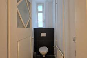 HELLES WG-ZIMMER | ALTBAU | EINBAUKÜCHE | BALKON | TOP LAGE | 5ER WG | SUPER ANBINDUNG AN ÖPNV – Die vollständige Adresse der Immobilie erhältst du vom Anbieter., 70190 Kernerviertel, Stuttgart – Vorschaubild 4