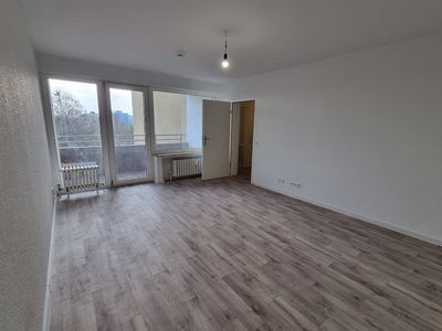 Frisch renovierte 2-Zimmer-Wohnung mit Balkon und Aufzug