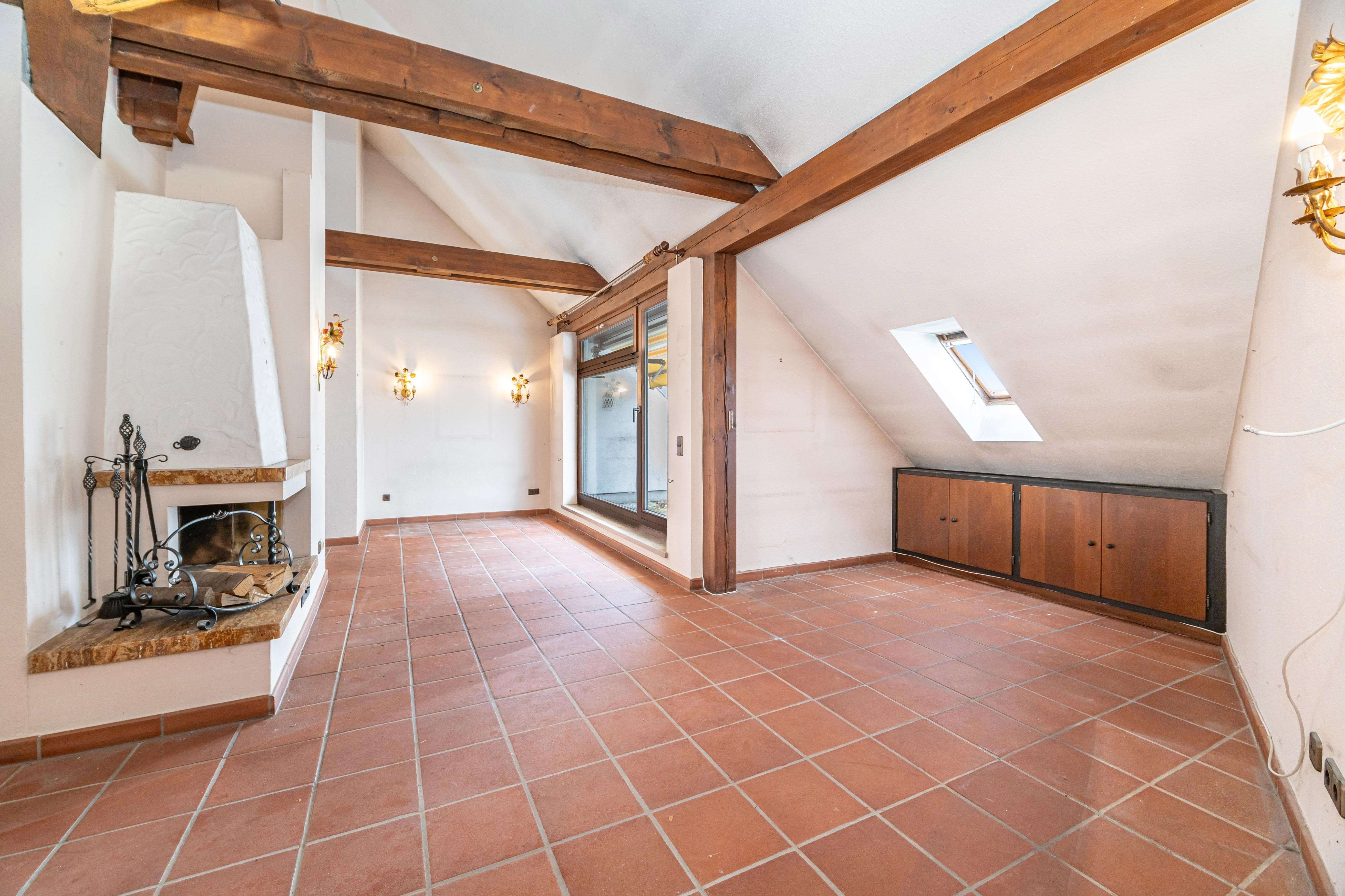 Einzigartige Dachgeschosswohnung mit Galerie und großem Gestaltungspotenzial in Thalkirchen-Obersen, München – Bild 2