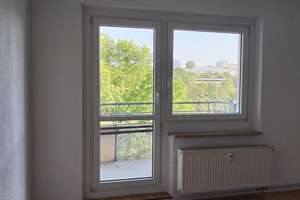 3-Zimmer-Wohnung in Chemnitz Markersdorf mit Einbauküche und großem Balkon  – Kurt-Schneider-Straße 22, 9122 Markersdorf, Chemnitz – Vorschaubild 2