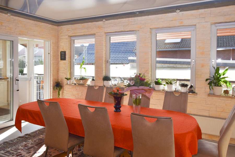 Immobilie in Weyhausen - Großes Einfamilienhaus mit Anbau, Wintergärten und Keller nahe Wolfsburg! - Bild 0