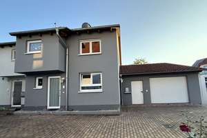 Gepflegte Niedrigenergie-DHH in toller Lage mit gr. Garage, überd. Terrasse, kleinem Garten + EBK – Die vollständige Adresse der Immobilie erhältst du vom Anbieter., 76676 Graben-Neudorf – Vorschaubild 1