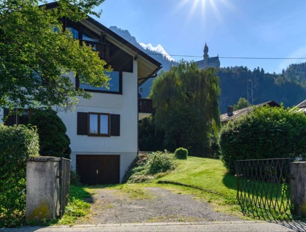 Immobilie in Schwangau - Weltbekannte Kulisse, absolute Ruhe: Ihr exklusiver Rückzugsort am Fuß von Schloss Neuschwanstein - Bild 0