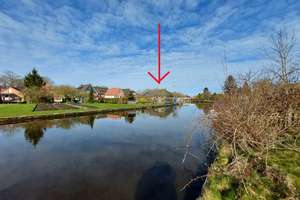 Ruhig und direkt am Wasser: renovierter 4-Zimmer-Bungalow in Loppersum, Hinte. Provisionsfrei! – Loppersumerstraße 24, 26759 Hinte – Vorschaubild 2