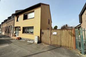 Großes Grundstück in Lövenich /mögliche Hinterlandbebauung  & gesicherte Zufahrt-seltene Chance