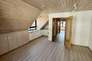 Provisionsfrei: 2-Zimmer-Wohnung DG mit Balkon in betreuter Wohnanlage – Birkenfeldstraße 5, 74206 Bad Wimpfen – Vorschaubild 2