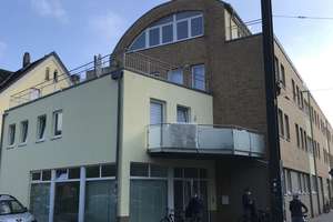 Schöne Dachgeschosswohnung mit dreieinhalb Zimmern und Balkon in Hannover