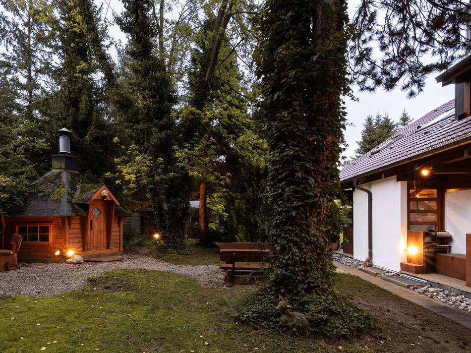 Außenbereich mit Grillhütte