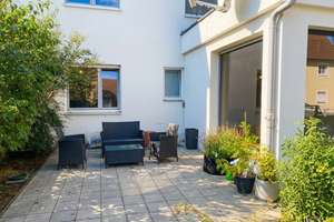 Modernisierte Wohnung 
mit Terrasse und Garten sowie KFZ- Stellplatz ...