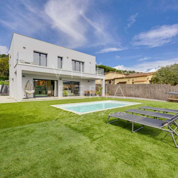 LICHT, DESIGN UND KOMFORT MODERNES WOHNHAUS MIT POOL
