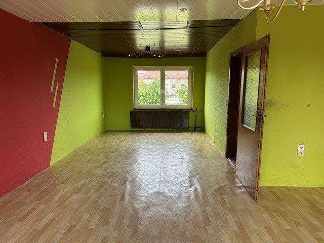 Immobilie in Miesitz - Wohnen auf einer Ebene - Großer sanierungbedürftiger Bungalow mit viel Potenzial - Bild 0