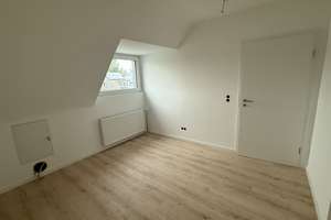 Wohnen im kernsanierten KFW 70 Haus : 2,5-Zimmer-Dachgeschosswohnung in Köln-Dellbrück – Hagedornstraße 22, 51069 Dellbrück, Köln – Vorschaubild 4