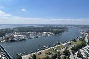 Hoch gelegene 2-Zimmer-Ecksuite mit herrlichem Trave- und Meerblick