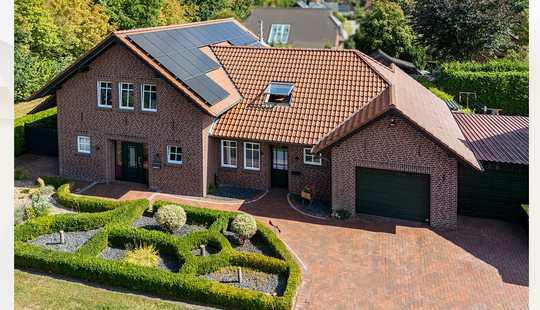 Bild von Ein- bis Zweifamilienhaus in Dersum – 283 m² Wohnfläche mit Sauna, Pool & PV-Anlage