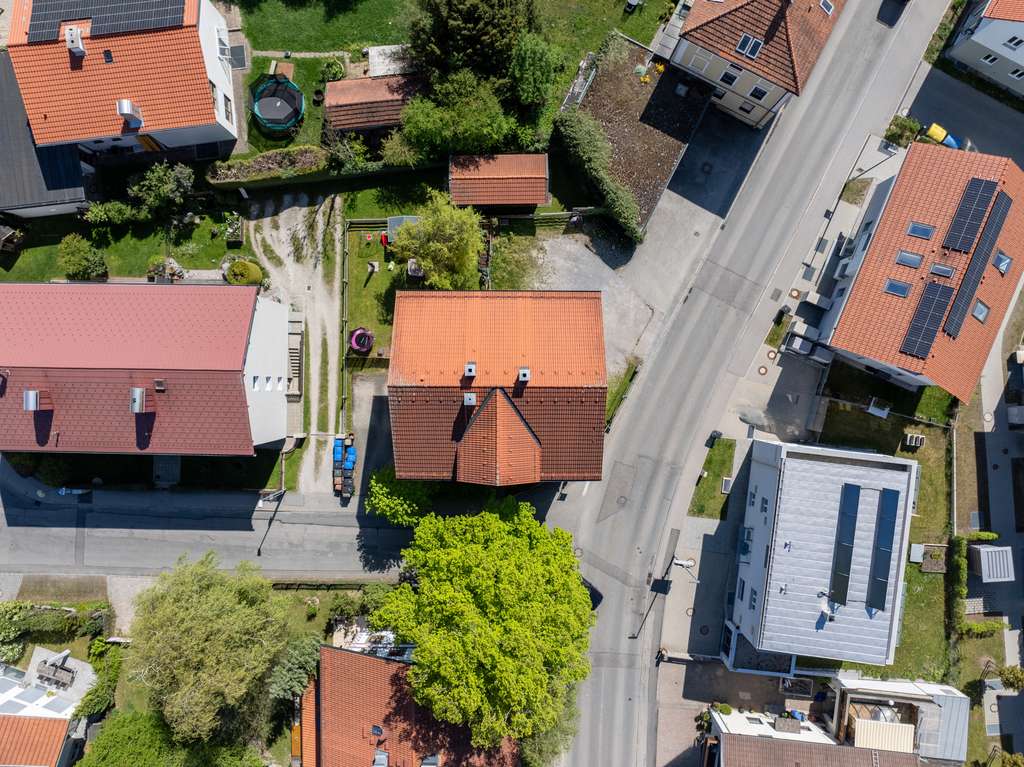 Immobilie in Holzkirchen - ATRAKTIVE KAPITALANLAGE: VOLLVERMIETETES MEHRFAMILIENHAUS MIT 7 EINHEITEN IM ZENTRUM VON HOLZKIRCHEN - Bild 2