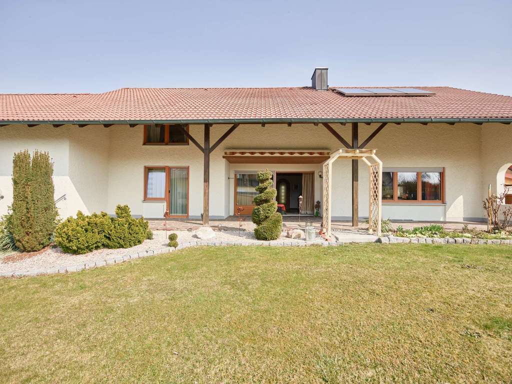 Immobilie in Reisbach - Perfekt für die ganze Familie: Großzügiges EFH mit schönem Garten! - Bild 2