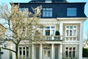 FREISTEHENDE STADTVILLA IN OBERKASSEL FREUT SICH AUF EINEN GEMEINSAMEN UMBAU